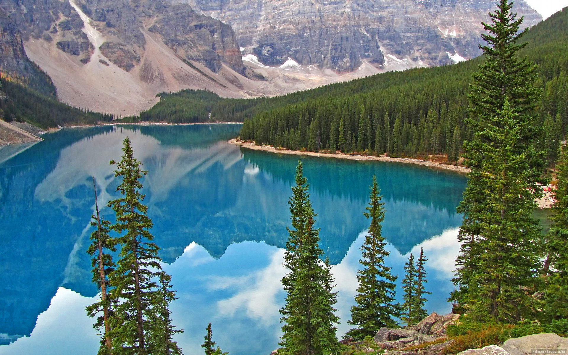 开云官方网站-国足主场迁至成都气氛火爆，国足拍成